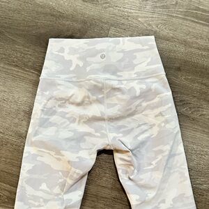 lululemon athletica shorts - Cream Camo